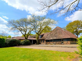 Mansion for 26p with private grounds, next to the golf course